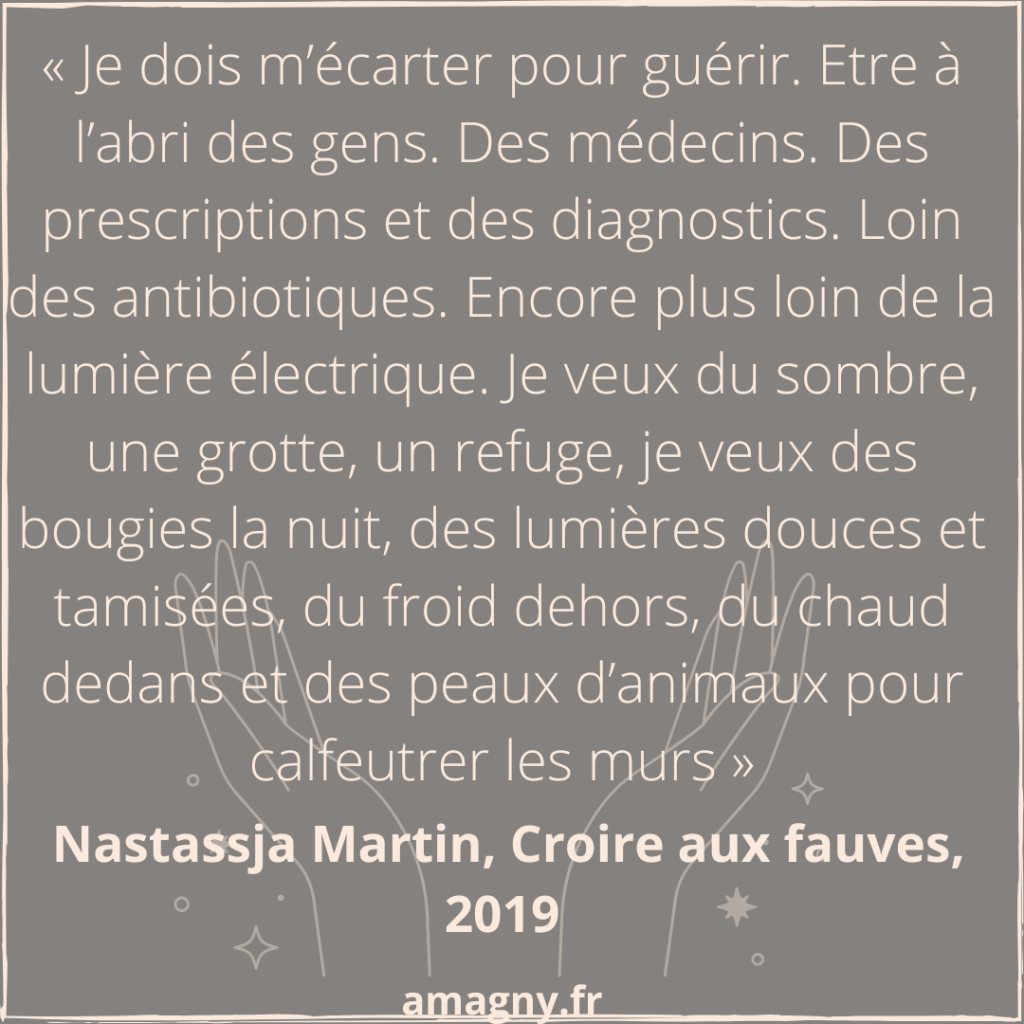 Citation Croire aux fauves sur fond de mains vers le ciel.