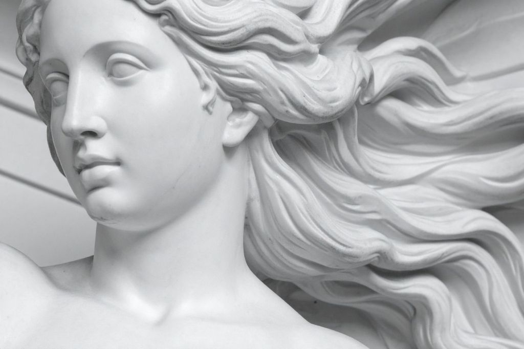 Sculpture en marbre de la déesse Vénus au visage délicat et cheveux ondoyants