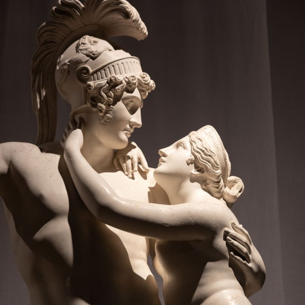 Sculpture du dieu Mars en armure embrassant une figure féminine dans un style classique.