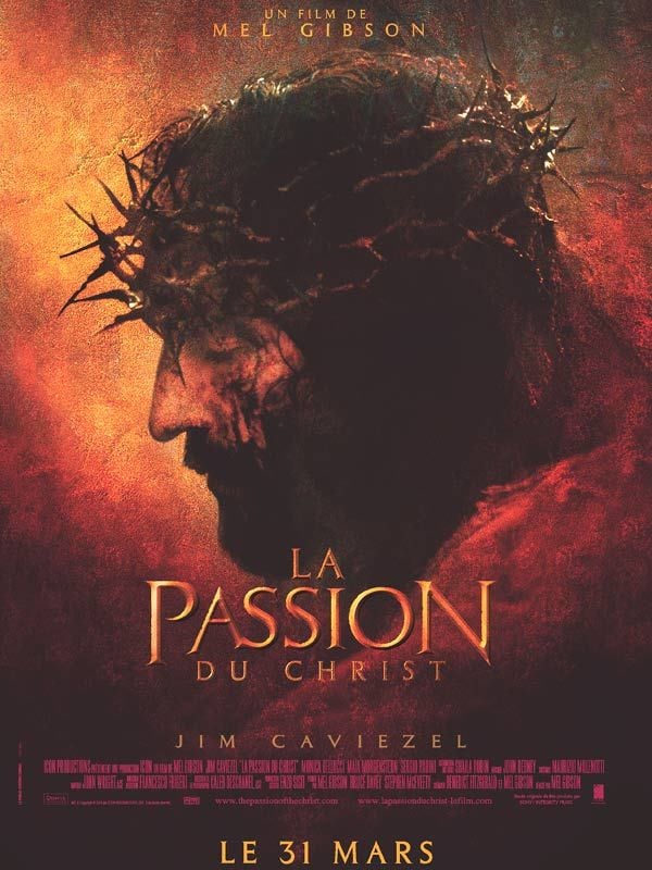 Affiche du film “La Passion du Christ” montrant un profil sombre portant une couronne d’épines sur fond rouge orangé.