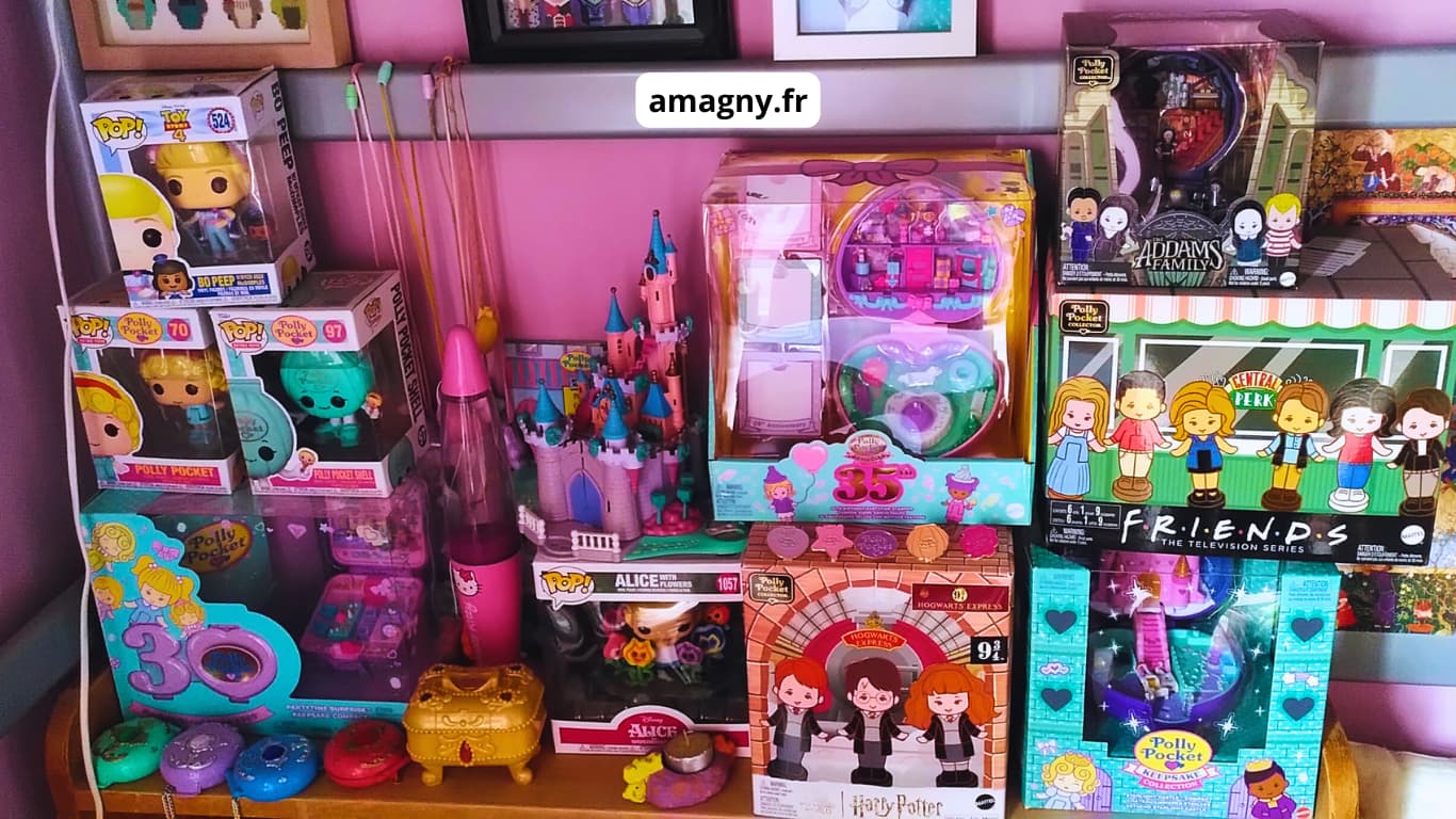 Collection de Polly Pocket et figurines Funko Pop exposées sur des étagères.