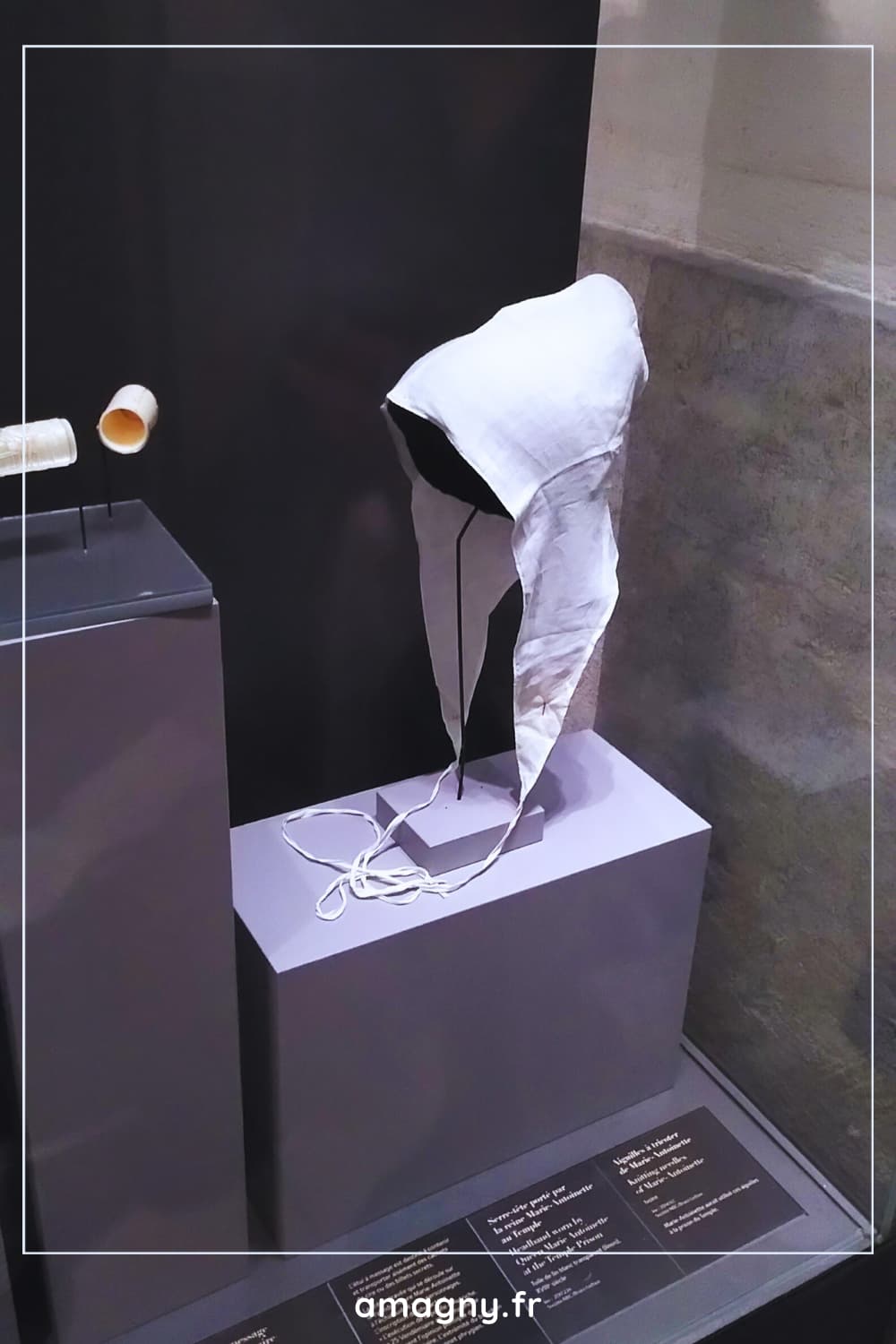 Bonnet de linge du XVIIIᵉ siècle exposé à la Conciergerie de Paris.