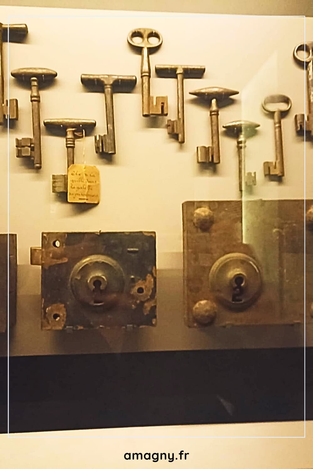 Clés et serrures anciennes exposées à la Conciergerie de Paris.