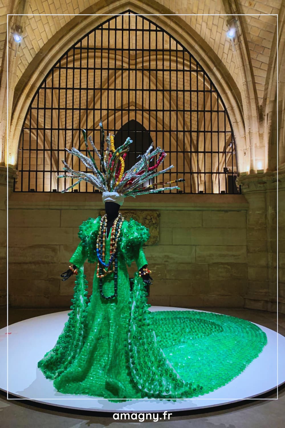 Costume artistique en matériaux recyclés exposé à la Conciergerie de Paris.