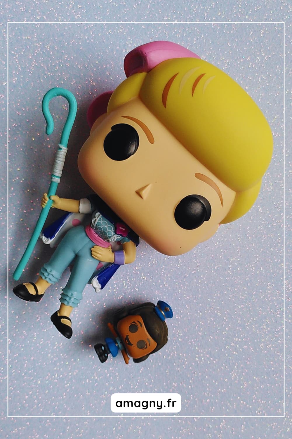 Figurines Funko Pop posées sur un fond pailleté.