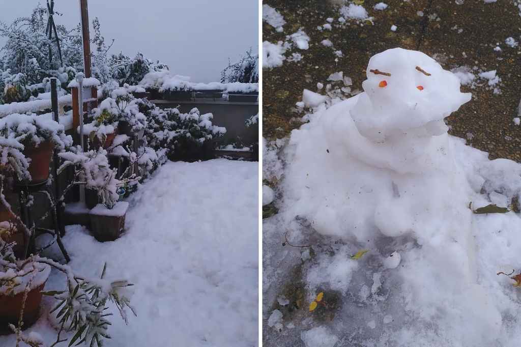 Jardin enneigé et petit bonhomme de neige sur terrasse.