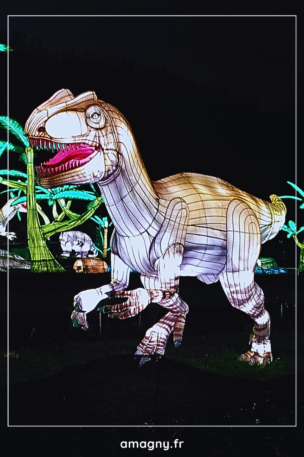 Lanterne lumineuse de dinosaure théropode au Muséum d’Histoire naturelle de Paris.