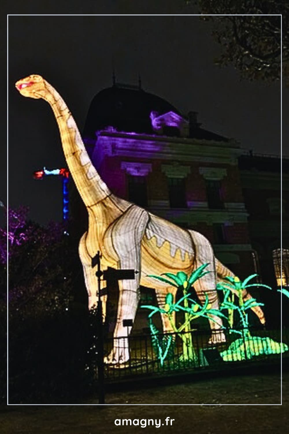 Lanterne lumineuse de sauropode au Muséum d’Histoire naturelle de Paris.