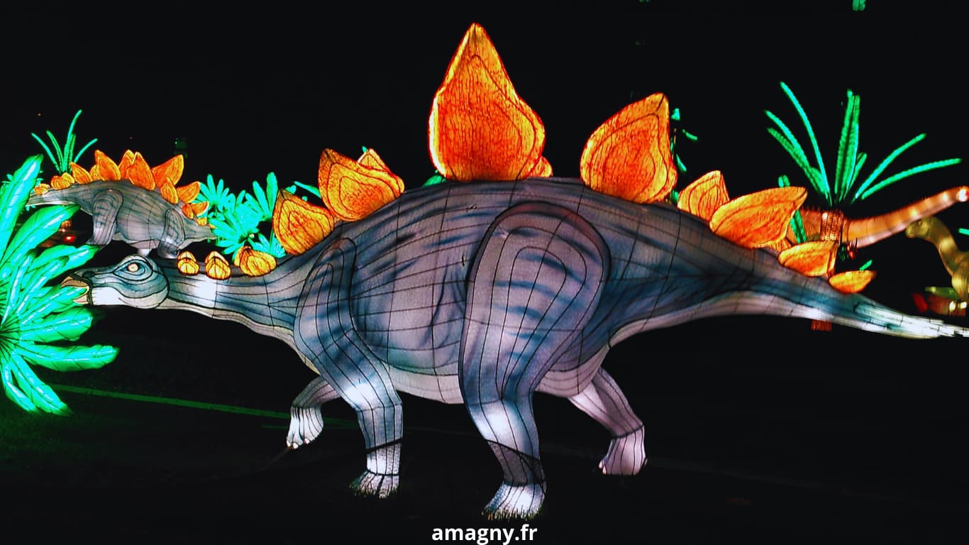 Lanterne lumineuse de stégosaure au Muséum d’Histoire naturelle de Paris.