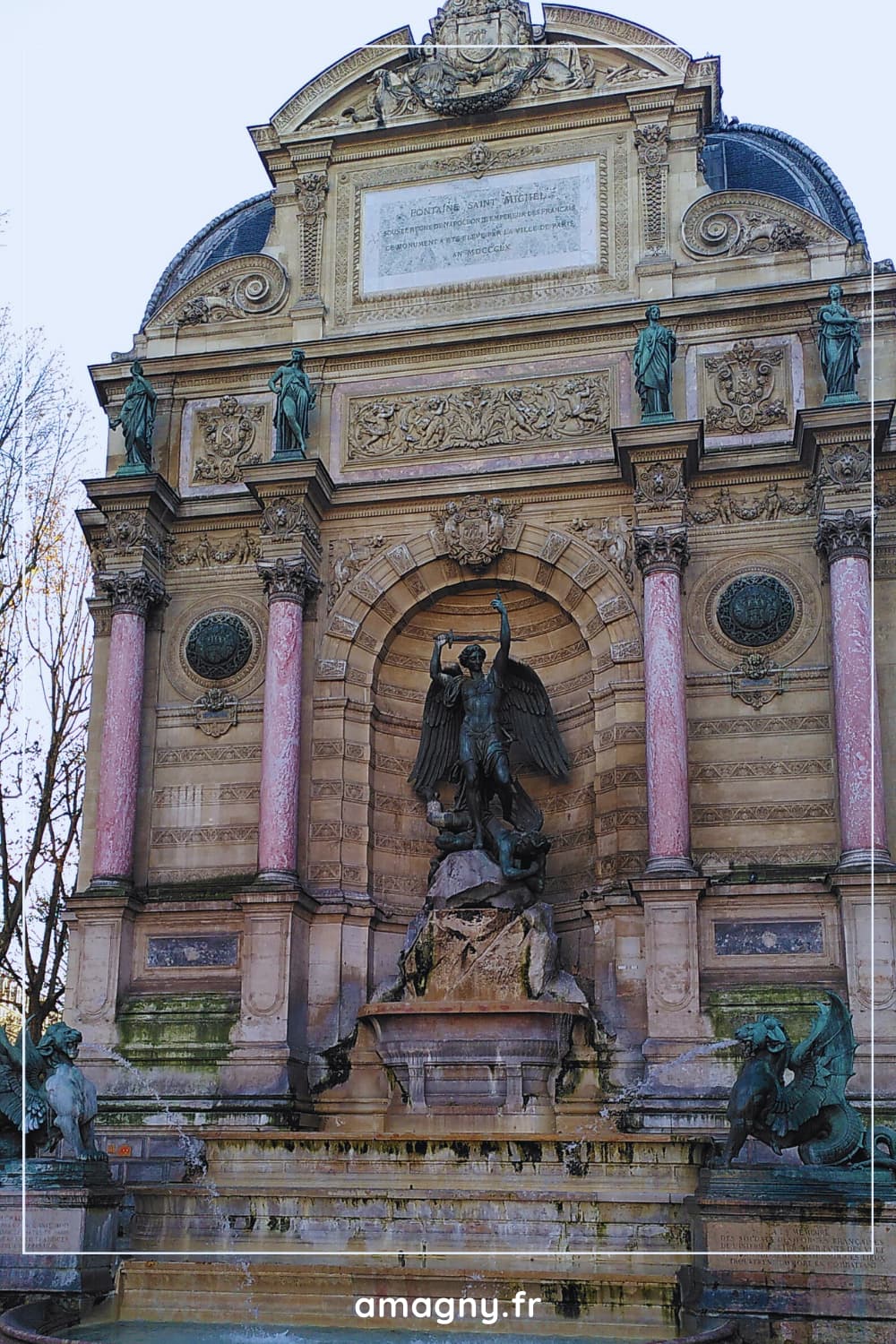 Fontaine Saint‑Michel à Paris, avec l’archange terrassant le démon.