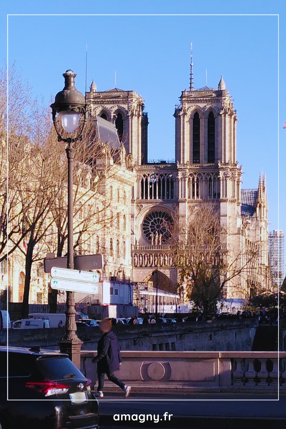 Vue de Notre‑Dame de Paris depuis la rue, en hiver.