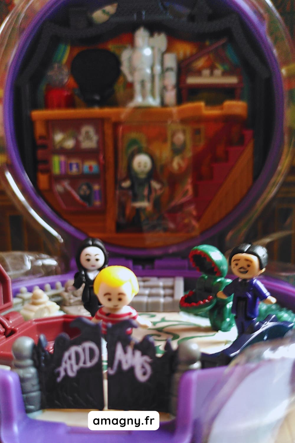 Coffret Polly Pocket “Addams Family” ouvert avec figurines miniatures.