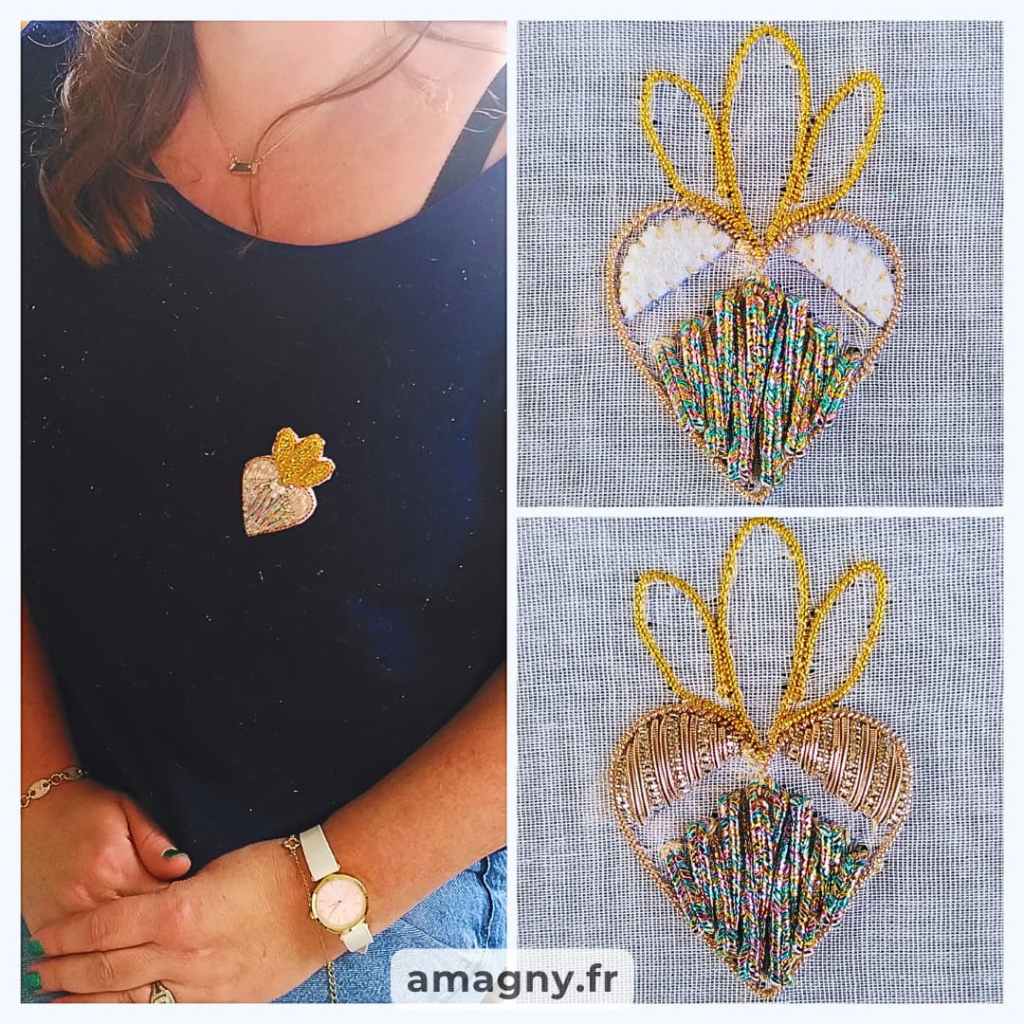 Broche ex‑voto en forme de cœur brodée or, portée et montrée en gros plans.