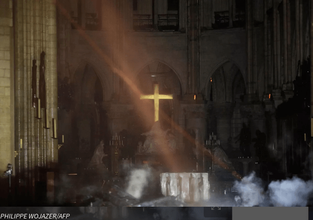 Intérieur de Notre Dame de Paris brûlé. 
