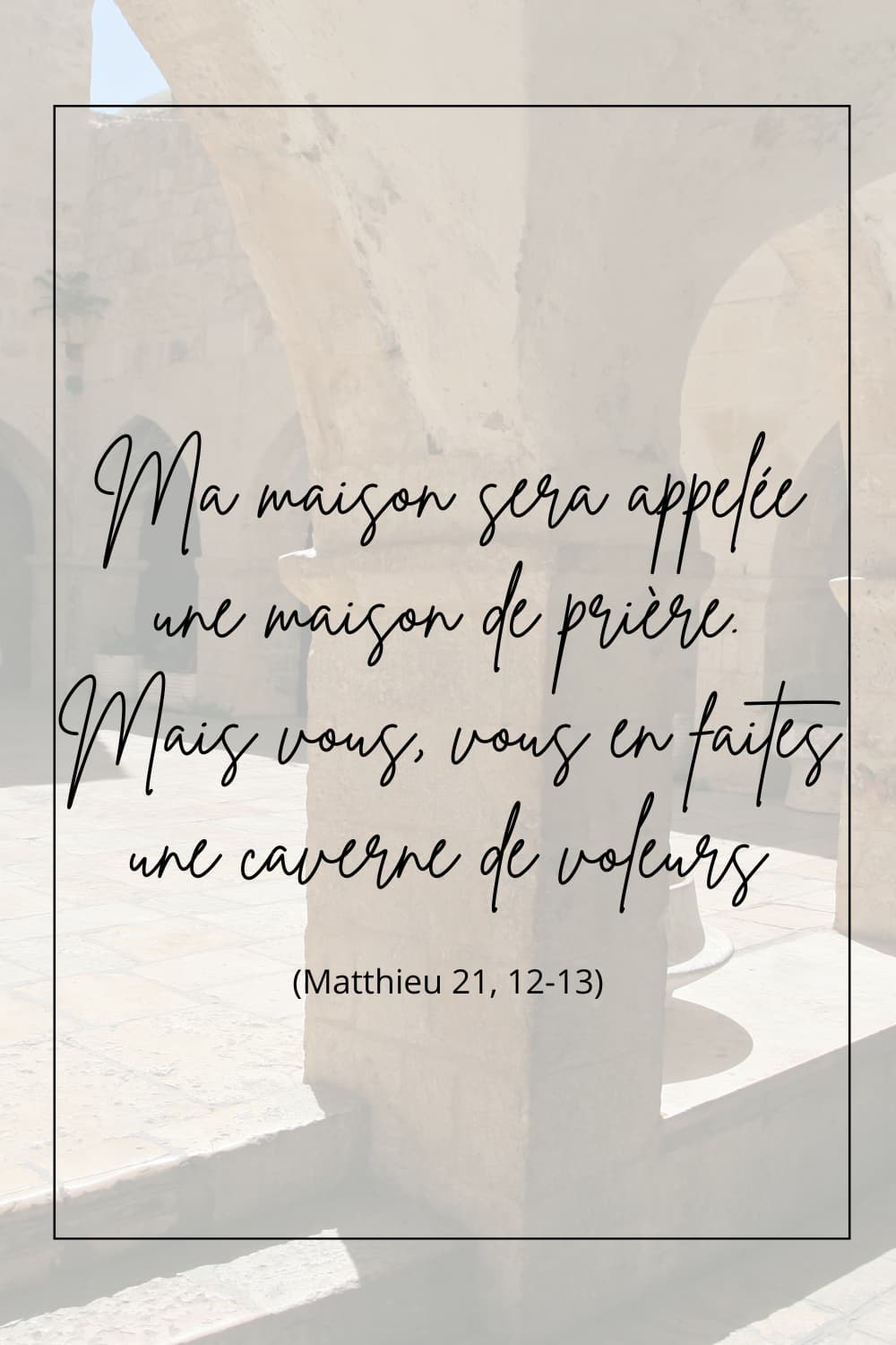 Verset Matthieu 21, 12-13 : “Ma maison sera appelée une maison de prière, mais vous en faites une caverne de voleurs”, écrit sur fond de cloître.