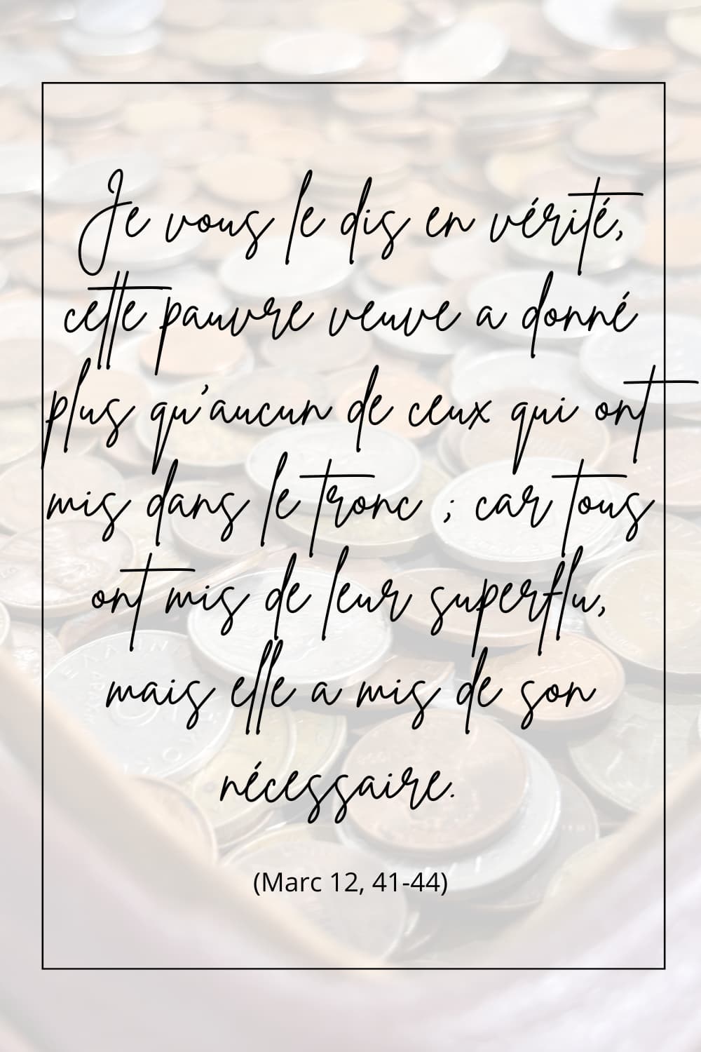 Citation biblique sur la pauvre veuve de Marc 12 écrite en lettres manuscrites sur un fond de pièces.