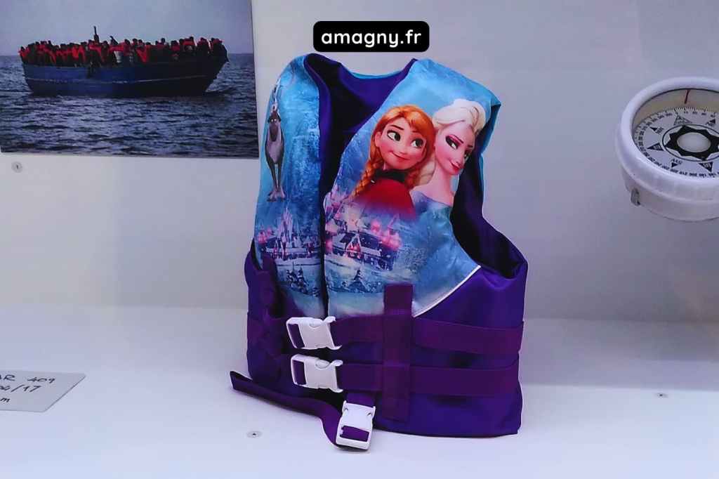 Gilet de sauvetage dâenfant prĂ©sentĂ© dans une exposition sur les migrations.