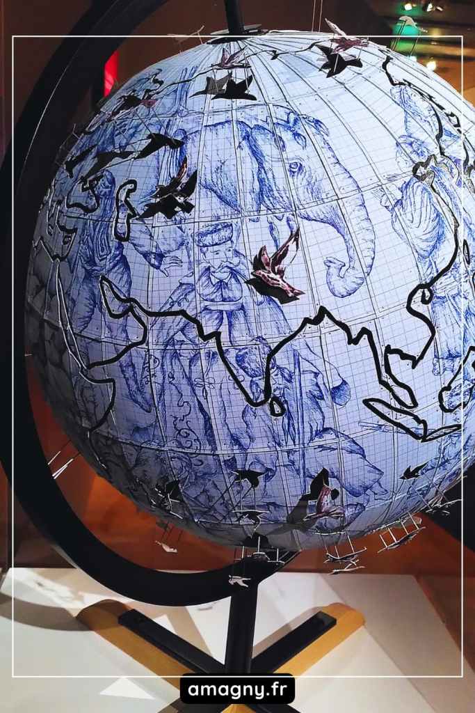 Globe artistique prĂ©sentĂ© dans lâexposition Migration au MusĂ©e de lâHomme.