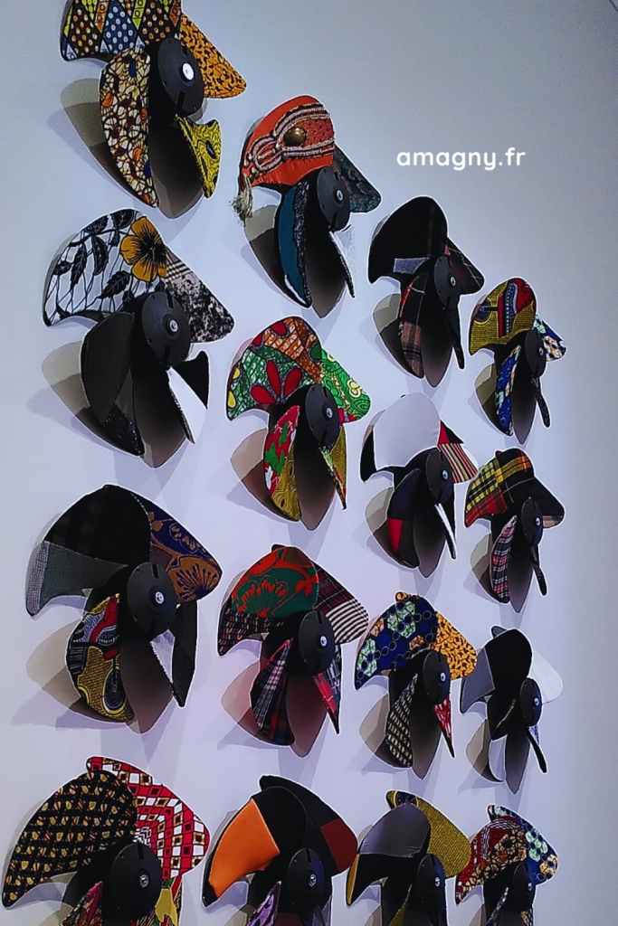 Ventilateurs recouverts de tissus wax exposĂ©s au MusĂ©e de lâHomme.