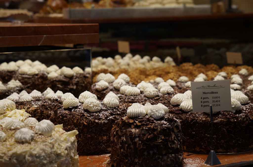 Gâteaux Merveilleux de Fred présentés en vitrine.