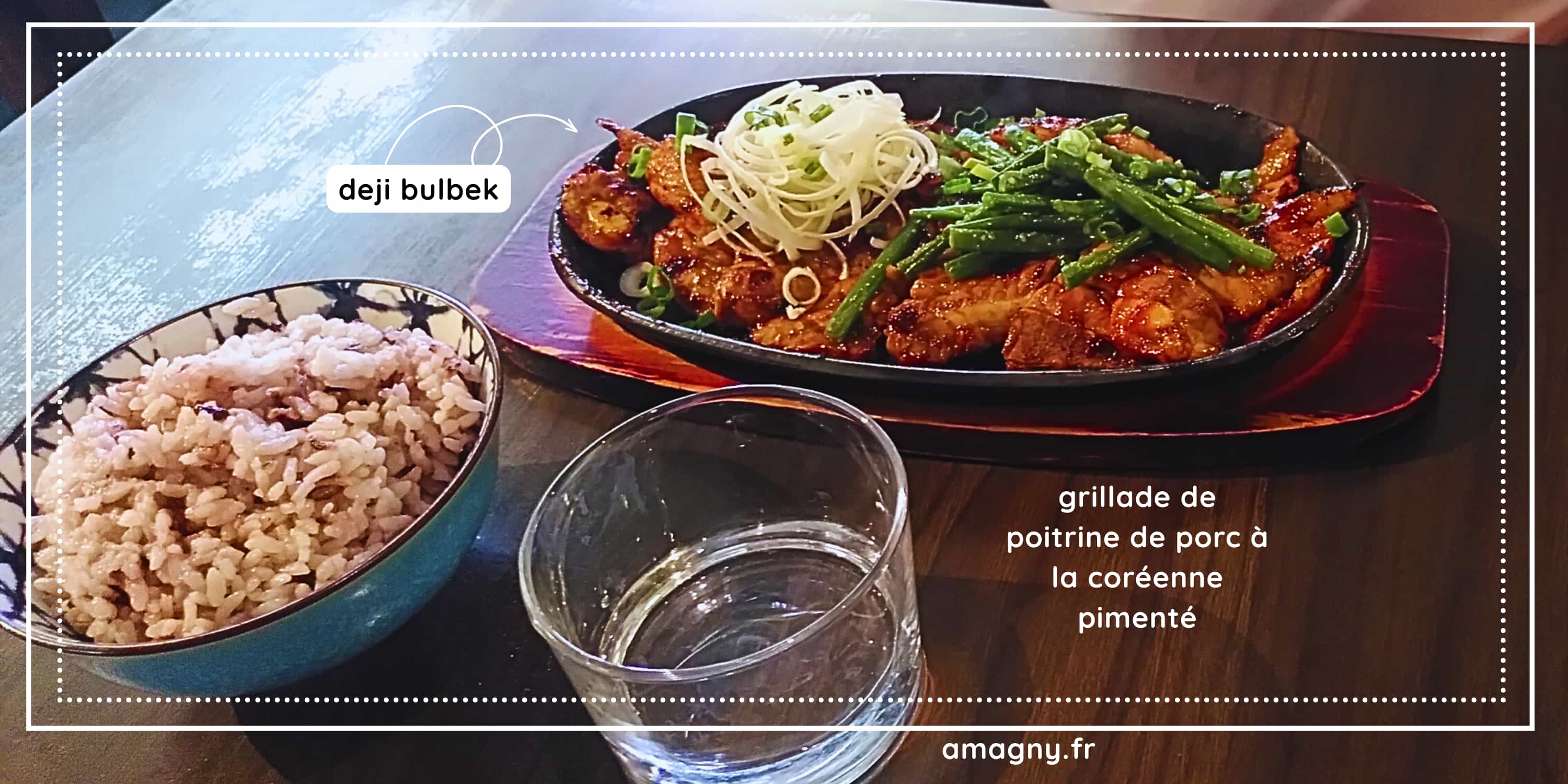 Marmite de dakgalbi coréen avec poulet, légumes variés et sauce épicée en train de mijoter.