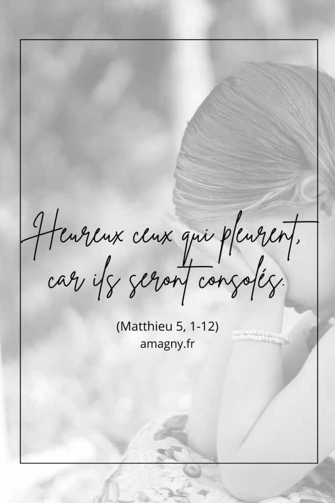 Citation biblique “Heureux ceux qui pleurent, car ils seront consolés” de Matthieu 5 illustrée par la photo d’un enfant priant.