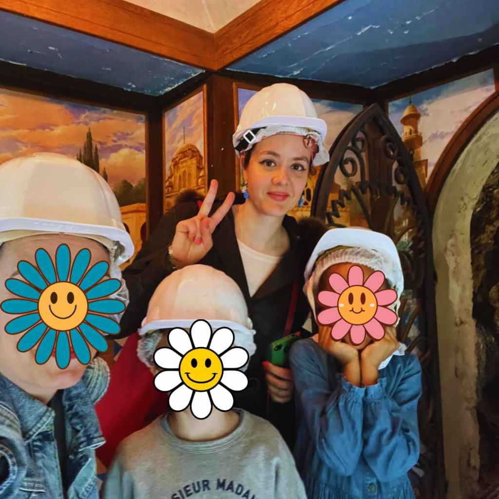 Groupe en visite dans le pavillon mauresque de l’Arboretum de Châtenay‑Malabry, portant des casques de sécurité.