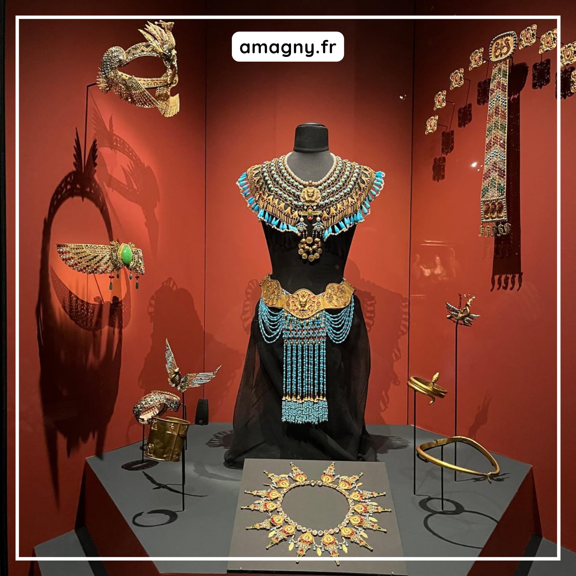 Bijoux d’inspiration égyptienne exposés lors de l’exposition Cléopâtre à l’Institut du monde arabe.