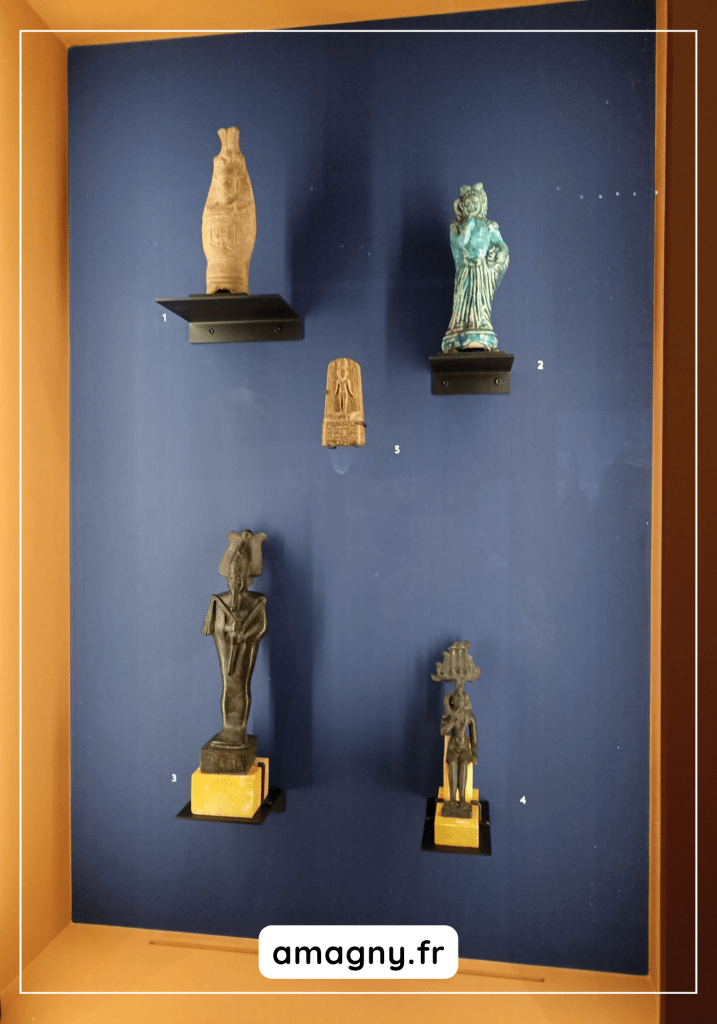 exposition_cléopatre_satuettes_dieux
