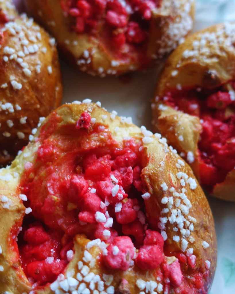 Brioches dorées garnies de pralines roses concassées et sucre perlé. 