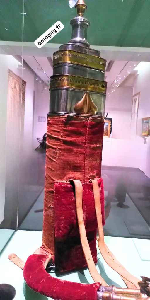 Fontaine à eau de coco du XVIIIe siècle, ornée de velours rouge et de détails métalliques, exposée au château de Sceaux.