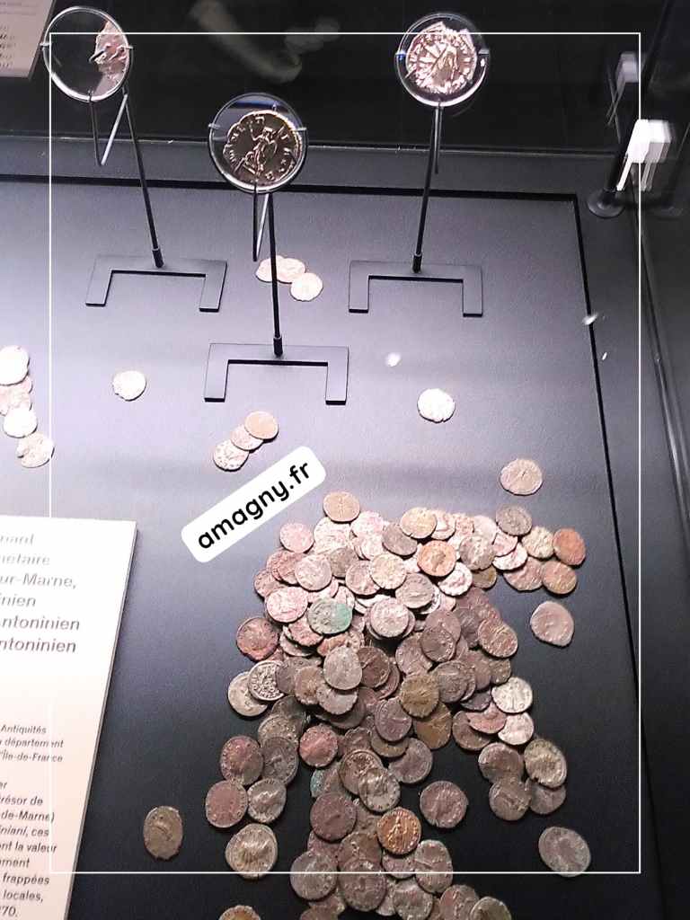 Collection de monnaies romaines exposées au château de Sceaux.