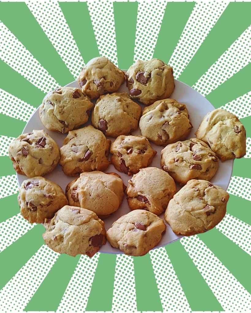 Cookies dorés aux pépites de chocolat disposés en cercle sur une assiette blanche.