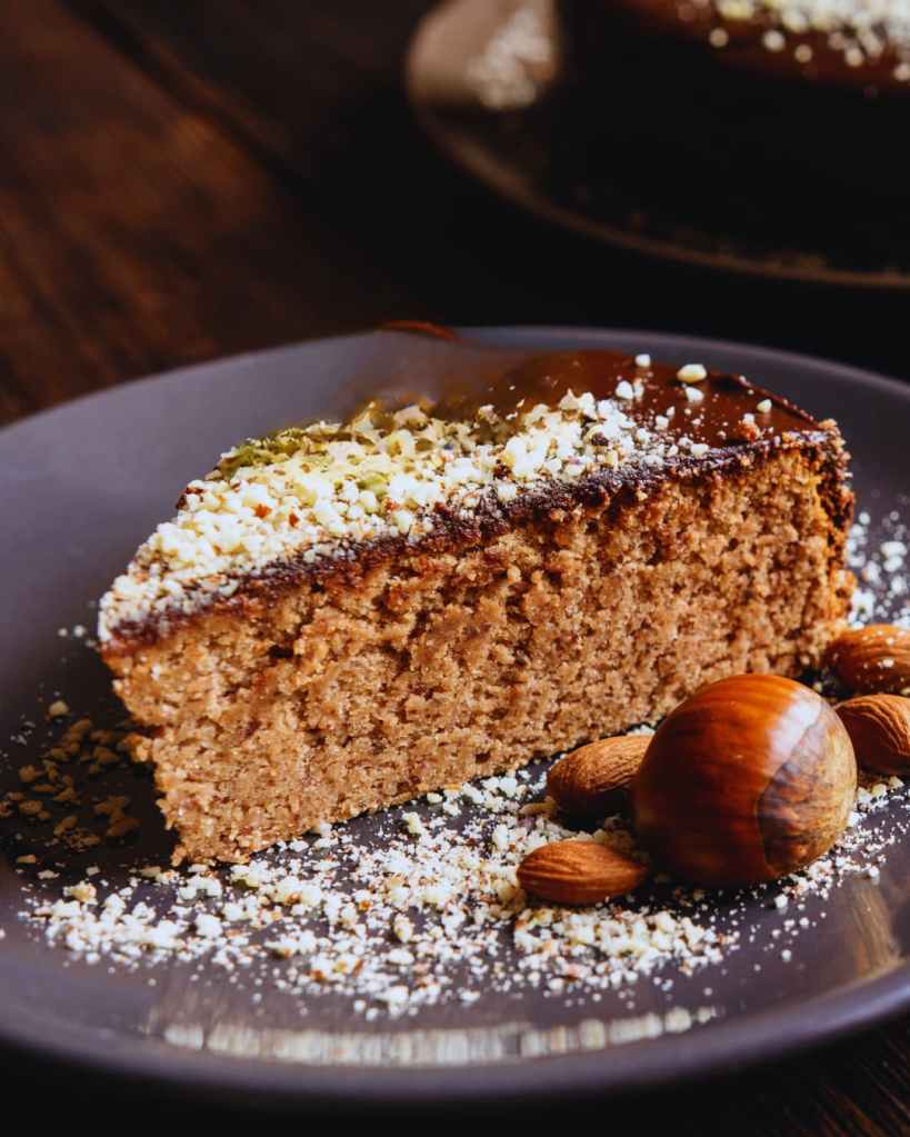 Gâteau au marron nappé de chocolat, décoré.