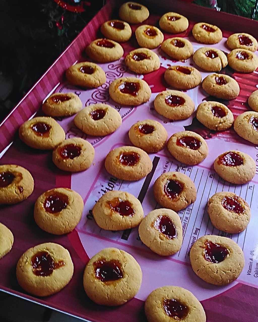 Plateau de sablés Husarenkrapferl dorés, garnis de confiture de framboise au centre