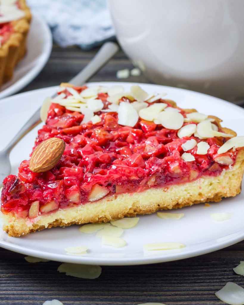 Tarte aux pralines roses et amandes effilées. 