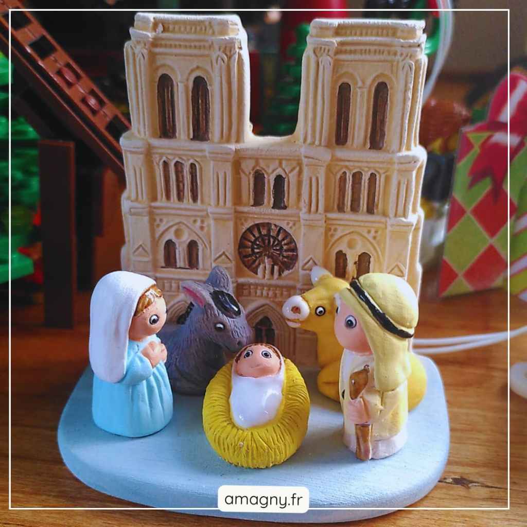 Crèche de Noël péruvienne avec figurines colorées et décor traditionnel, proposée par Artisans du Monde.