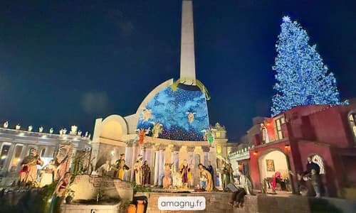 Crèche de Noël 2025 au Vatican, installée sur la place Saint-Pierre avec figurines, décor céleste et sapin illuminé.