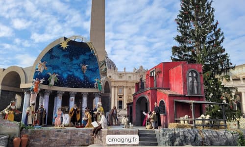 Crèche de Noël 2025 au Vatican, installée sur la place Saint-Pierre avec figurines, décor céleste et sapin illuminé.