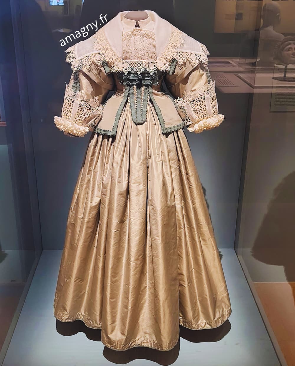 Robe historique exposée au Musée de l’Homme, montrant un travail textile élaboré et des éléments de costume conservés.