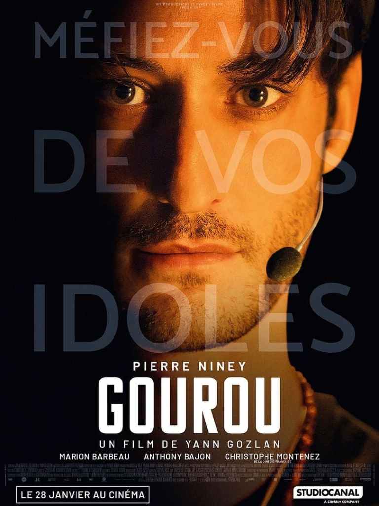 Affiche du film Gourou avec Pierre Niney, montrant un visage en clair-obscur et le message “Méfiez-vous de vos idoles”.