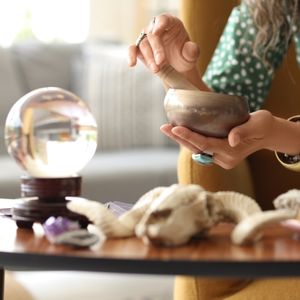 Boule de cristal et bol chantant tibétain sur table